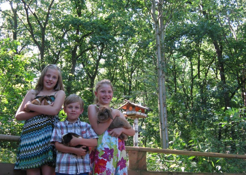 Haben ein Herz für Tiere: Kemi Pötzsch, Kianu Pötzsch und Jonah Urmersbach (v. l. n. r.) wollen das Nabu-Zentrum im Wittenberger Stadtwald unterstützen. Für August bereiten die Mädchen eine Spendenaktion vor.