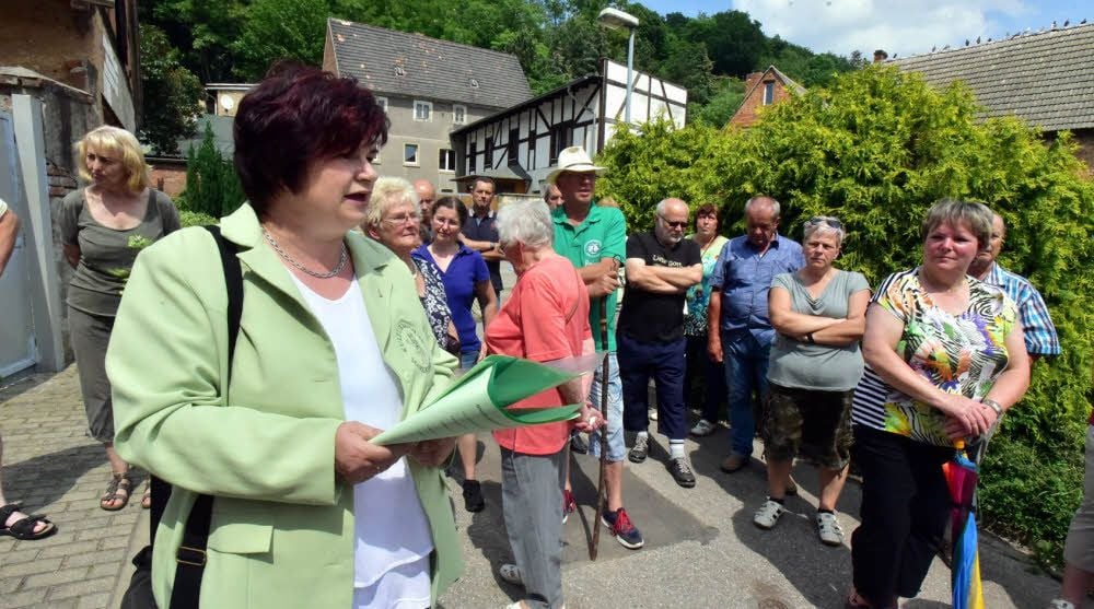 Vereinsvorsitzende Ines Thalheim (l.) von den Markwerbener Kulturbanausen führt die Gäste durch ihr Dorf.