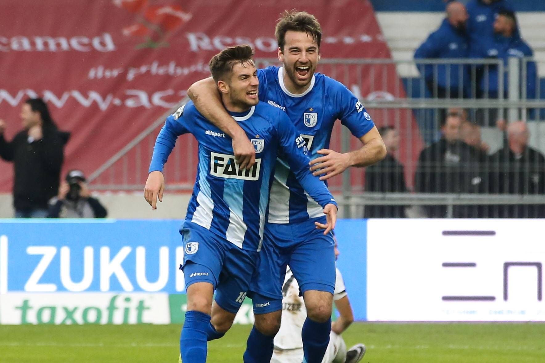 Michel Niemeyer und Christian Beck jubeln über ein Tor des 1. FC Magdeburg.