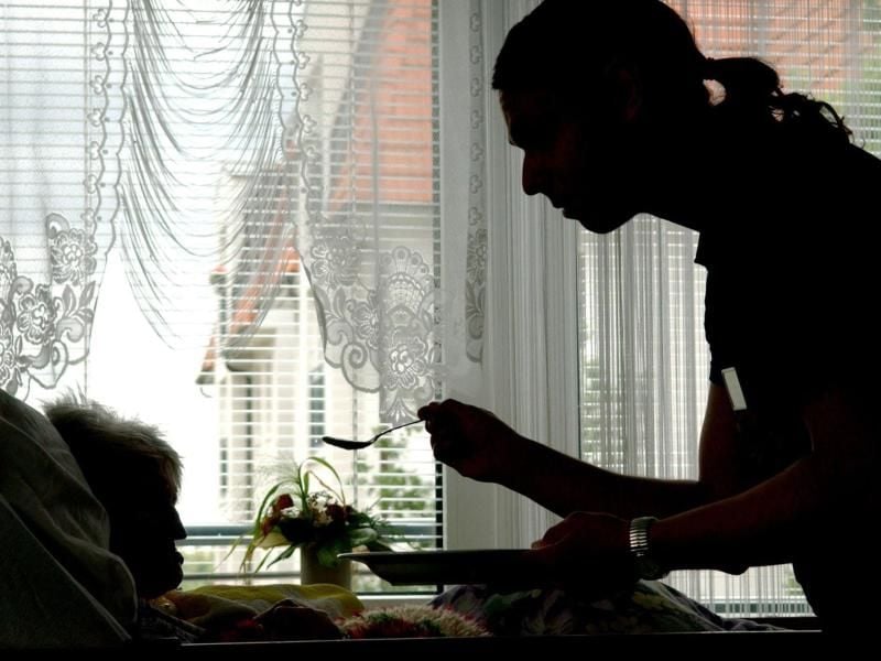 Wird ein Elternteil gepflegt, können auf die Kinder Unterhaltskosten zukommen. Zählt dann das Familieneinkommen der verheirateten Kinder - also beispielsweise auch das Einkommen des Schwiegersohns? Foto: Patrick Pleul