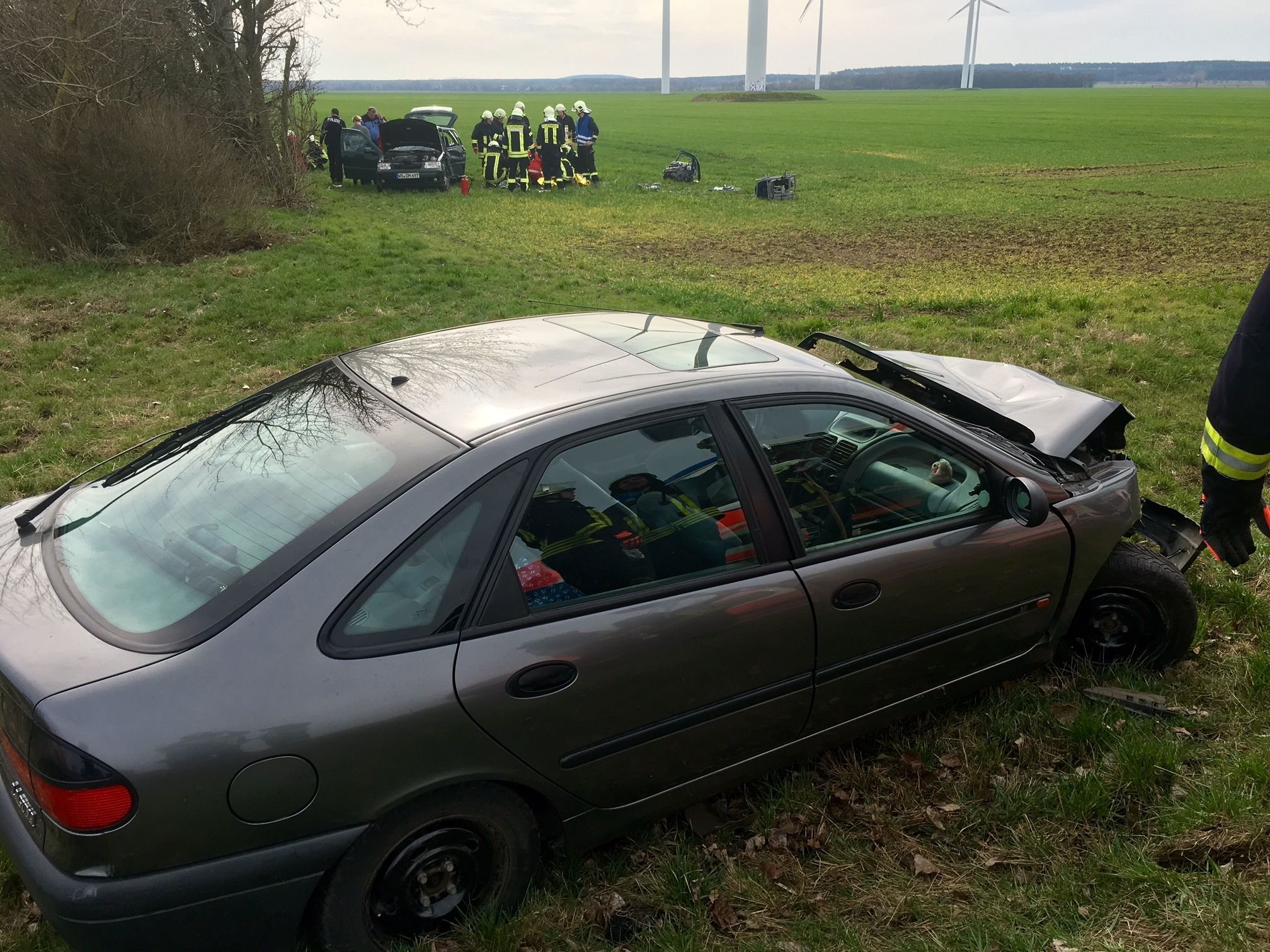Retter und Unfallfahrzeuge auf einem Acker neben der B182 zwischen Rackith und Trebitz.