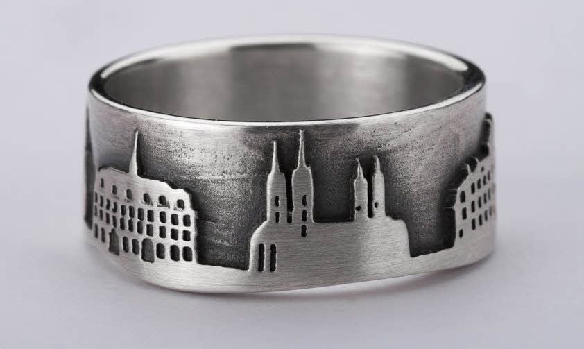 Ein Ring mit Naumburger Sehenswürdigkeiten aus der Werkstatt von Ulrike Ludewig.