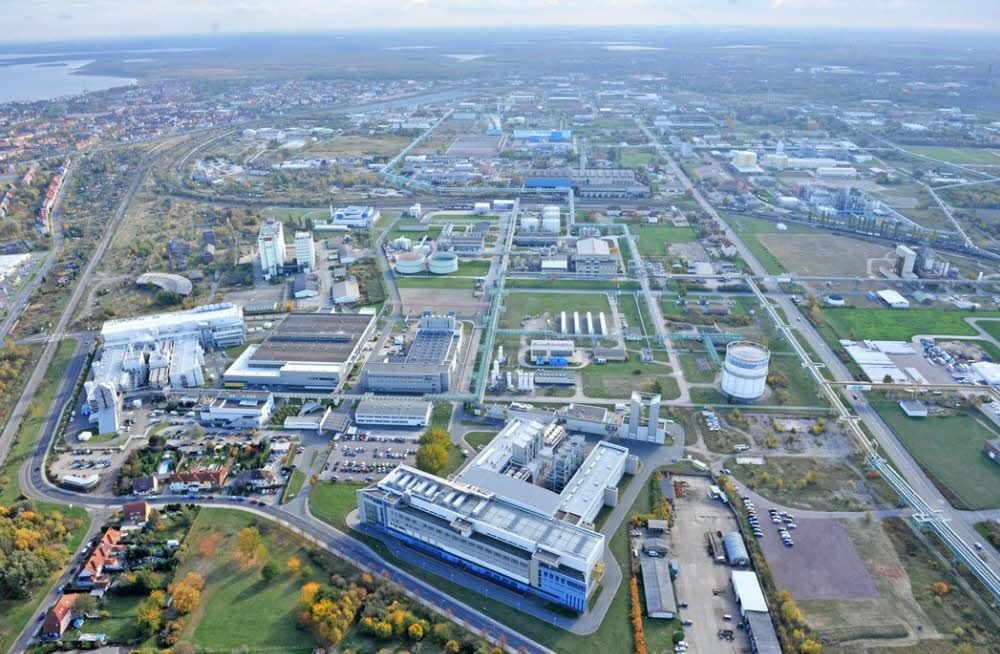 Der Chemiepark Bitterfeld-Wolfen hat eine Gesamtfläche von 12.000 Hektar, die von der Werkfeuerwehr betreut wird. Um in Havariesituationen schneller reagieren zu können, soll das Gelände mit einer Drohne überflogen werden.