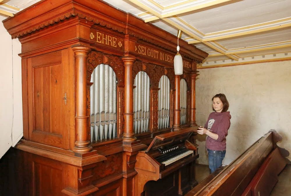 Klein, aber von großem kulturhistorischen Wert ist die Ladegast-Orgel in der Kirche von Schkauditz. Ines Dittmann zeigt das Instrument nach seiner Säuberung. Auch das Holzgehäuse ist ein Meisterwerk.