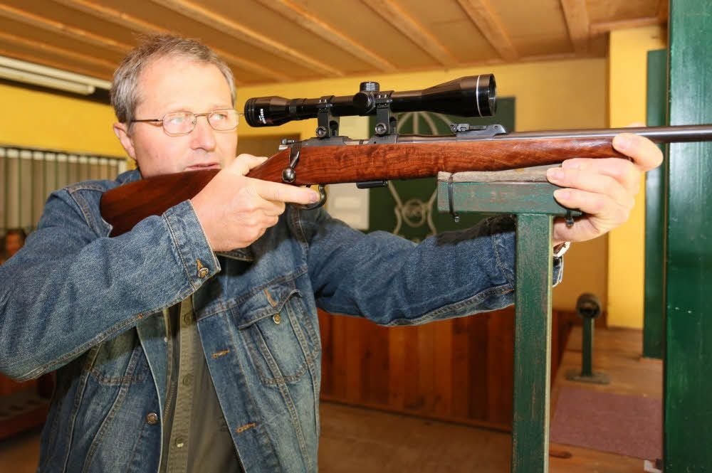 Ein Schütze legt an beim vierten Bratwurstschießen der Gaterslebener Schützengesellschaft.