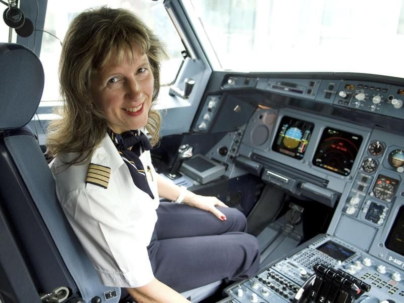 Flugkapitän Andrea Amberge im Cockpit eines Airbus A340: Die 54-Jährige gehört zu den ersten Pilotinnen bei Lufthansa. Foto: Ingrid Friedl/Lufthansa