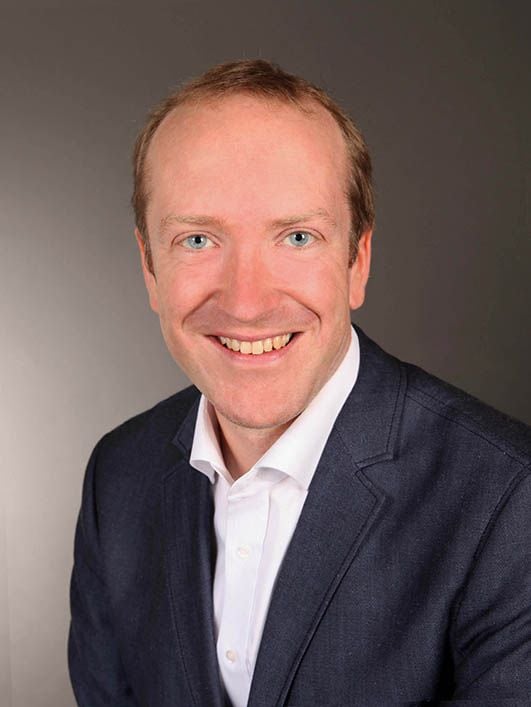 Der gebürtige Dresdner Clemens Fläming sammelte seine ersten Erfahrungen beim Dresdener Kreuzchor und leitet heute den Stadtsingchor zu Halle.