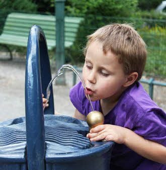 An vielen Schulen und Kitas gibt es Trinkbrunnen.