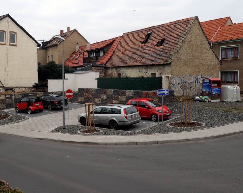 Nach dem Abriss eines Hauses Hohe Straße 29 ist eine Freifläche mit Parkplätzen entstanden.