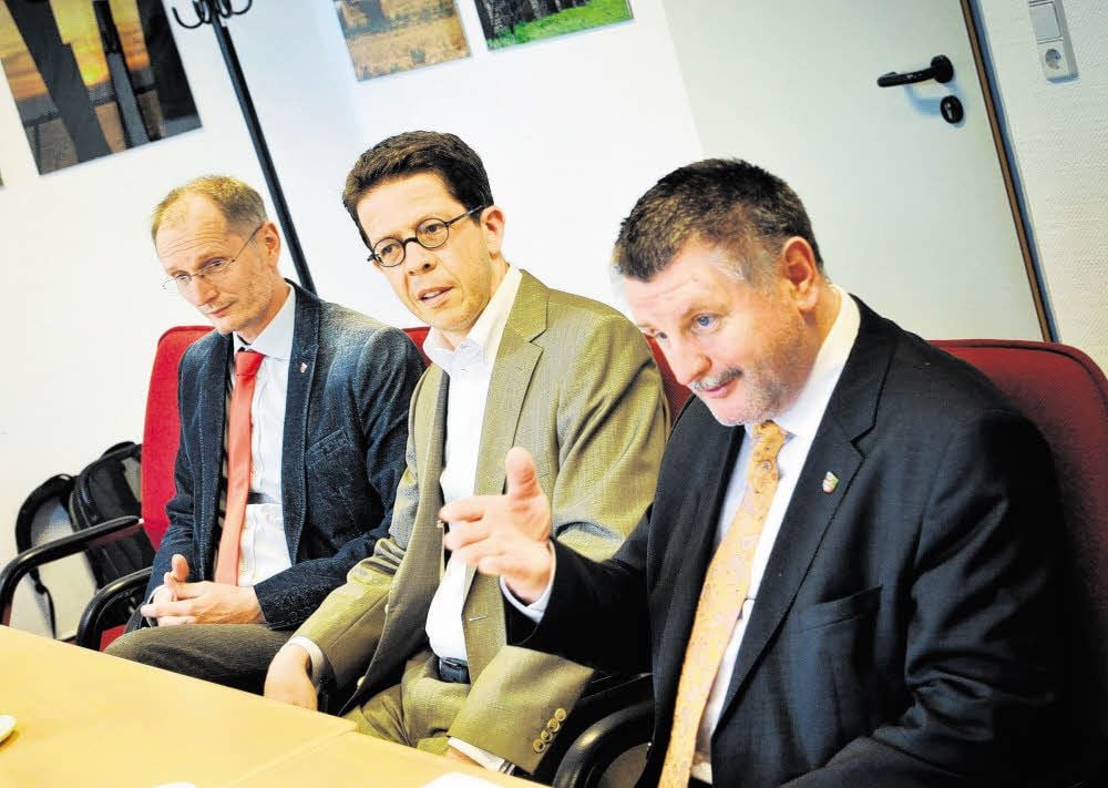 Ingmar Knop (Mitte) ist neuer Chef der B&A Strukturförderungsgesellschaft Zerbst. Der Bürgermeister von Zerbst, Andreas Dittmann (links), und Uwe Schulze, Landrat in Anhalt-Bitterfeld, stellen ihn in Köthen vor.