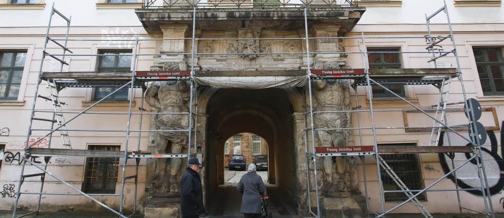 Die Große Brauhausstraße 16 gehört zu den bekanntesten Wohnhäusern Halles: Bekannt ist sie als „Riesenhaus“, benannt nach den beiden großen Atlas-Portalfiguren aus dem Jahr 1697, die den Balkon tragen. Im Januar 2008 wurde dieses Portal eingerüstet.