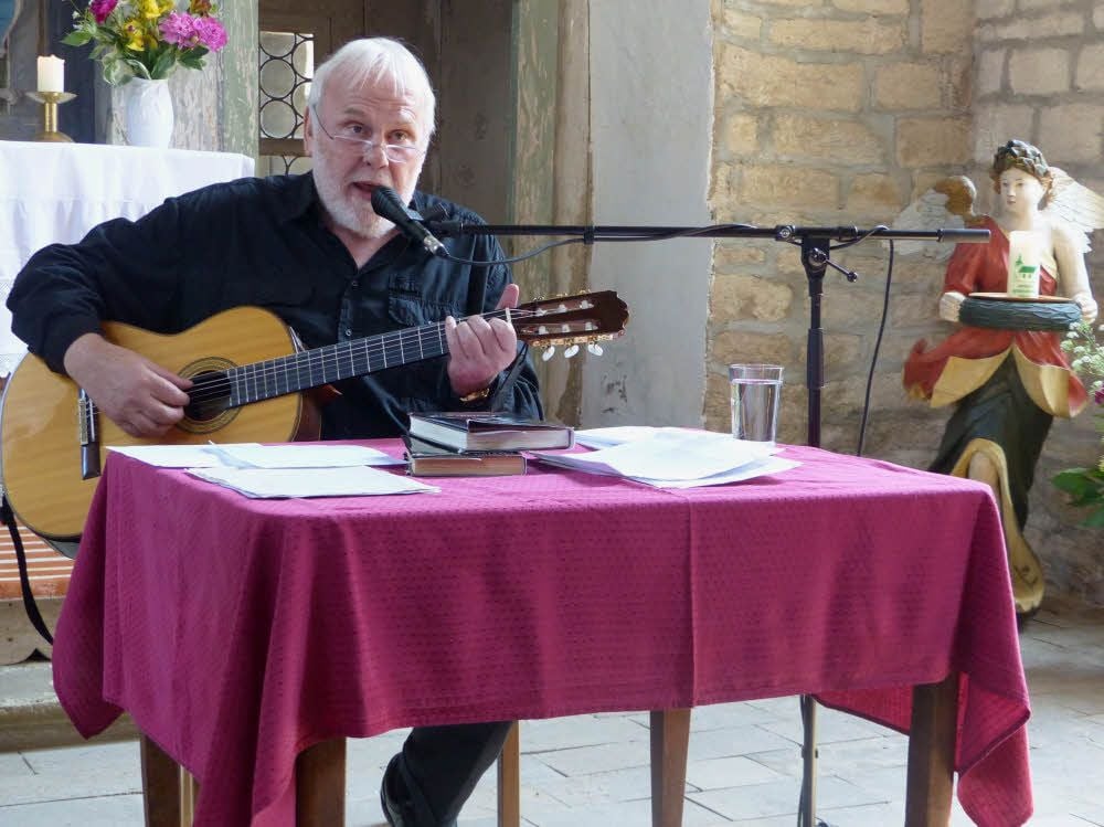 Gunther Emmerlich bot in der Kirche Dorndorf ein unterhaltsames Programm zugunsten der Restaurierung des dortigen Altars.