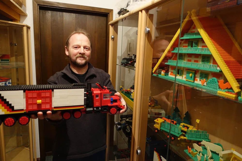 Sogar ein Sattelzug lässt sich aus Pebe-Bausteinen bauen. Jörg Haesler aus Weimar hat ihn - und noch viel mehr, was nach dem Ende von Plastica in Bad Kösen keiner mehr haben wollte. Seine Sammlung von Pebe-Formteilen dürfte die größte weit und breit sein.