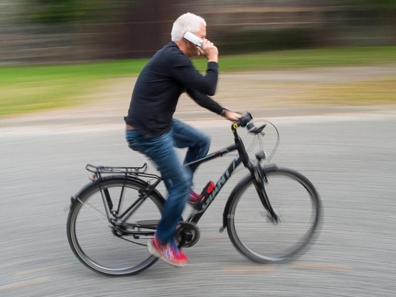 Wer beim Radfahren sein Handy benutzt, riskiert ein Bußgeld. Denn Sicht und Gehör dürfen nicht behindert werden. Foto: Patrick Pleul