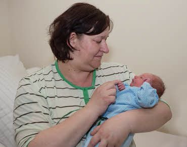 Der kleine Eric auf dem Arm seiner Mama Vicky.