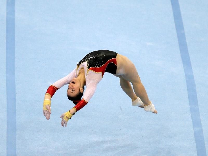 Beim Doppelsalto rückwärts am Boden zog sich Pauline Schaefer eine Verletzung zu. Foto: Ronald Wittek