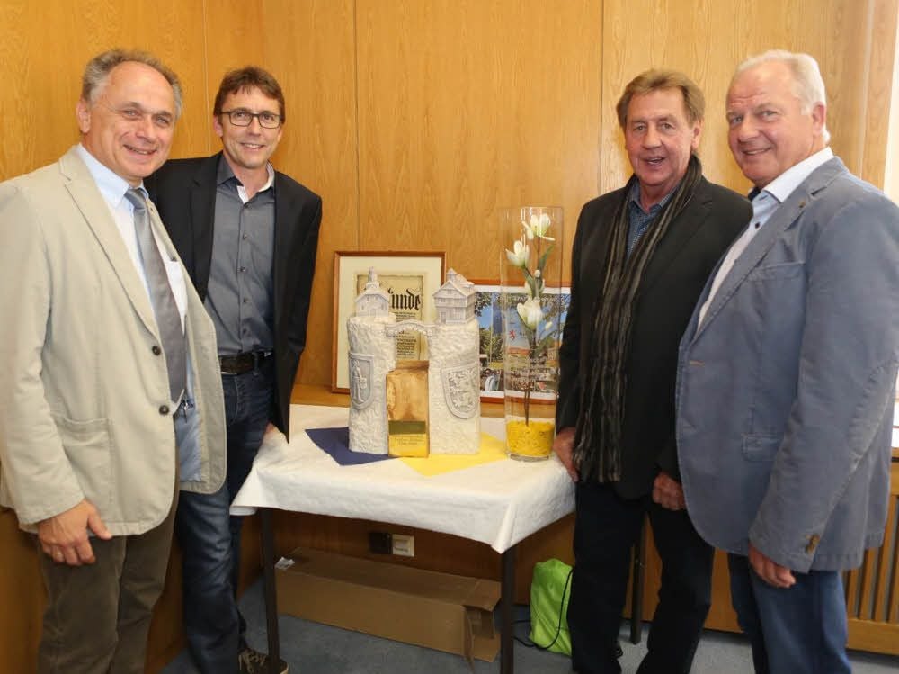 Die aktuellen und ehemaligen Bürgermeister feiern 25 Jahre Städtepartnerschaft Teuchern-Borken: Frank Puschendorf, Marcel Pritsch-Rehm, Bernd Heßler und Jörg Engel (v.l.)