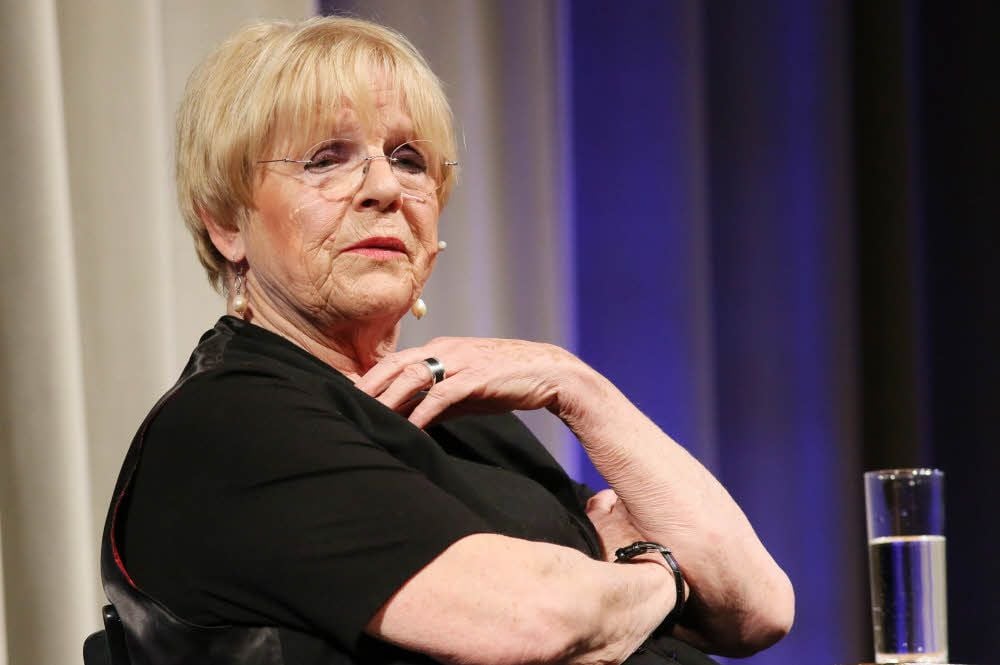Die Kabarettistin Gisela Oechelhaeuser auf der Bühne.