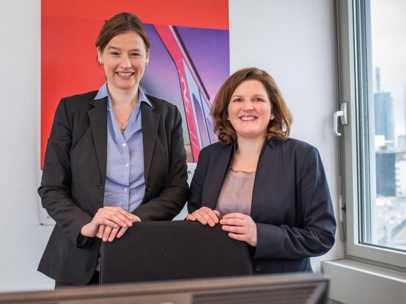 Wer als Topsharing-Paar Erfolg haben will, muss die gleiche Wellenlänge haben. Bei Dorle Springer (l) und Katja Jenkner war das der Fall. Die beiden haben bei der Deutschen Bahn zu zweit eine Führungsposition gemanagt. Foto: Frank Rumpenhorst