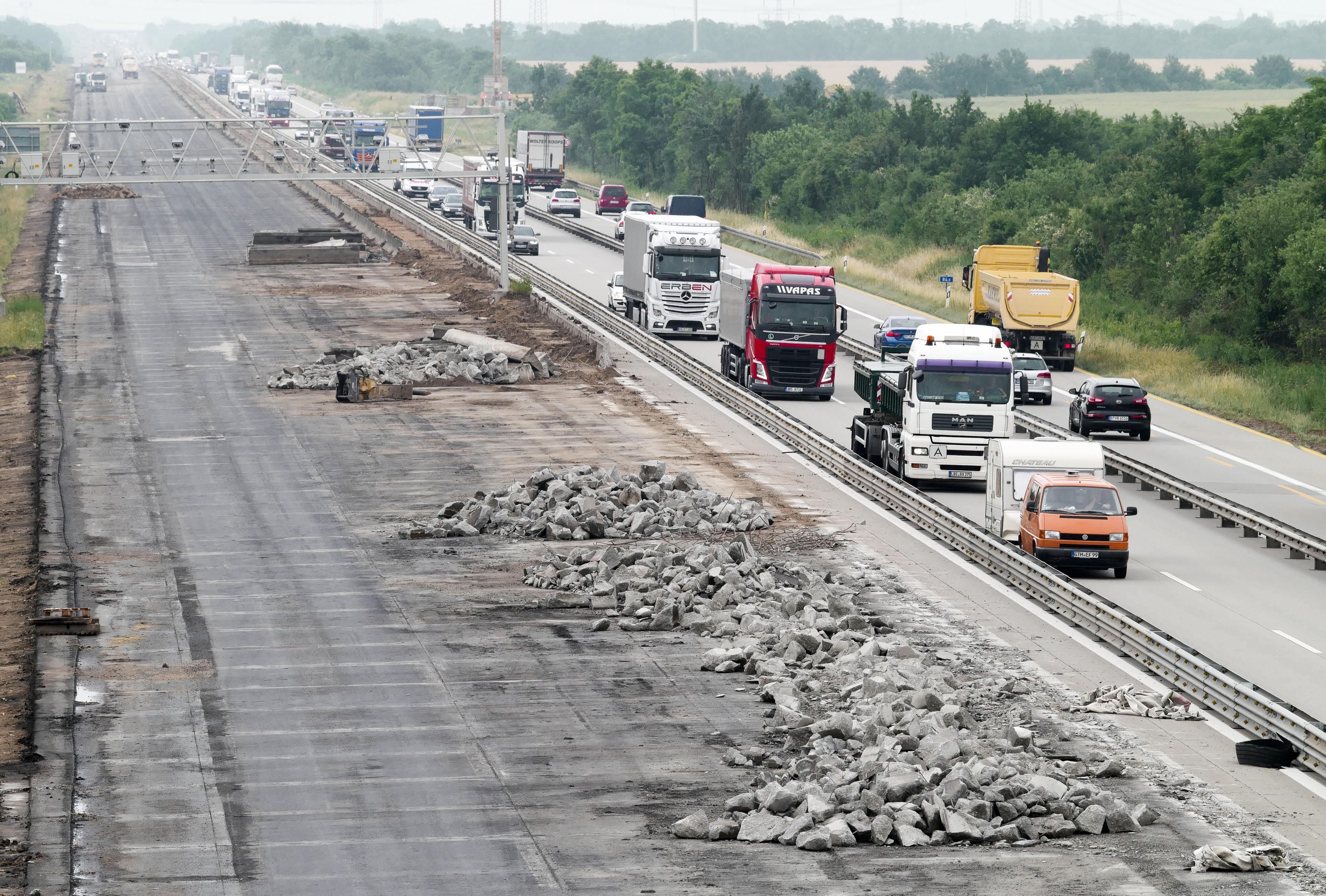 Betonstücke liegen auf Autobahn