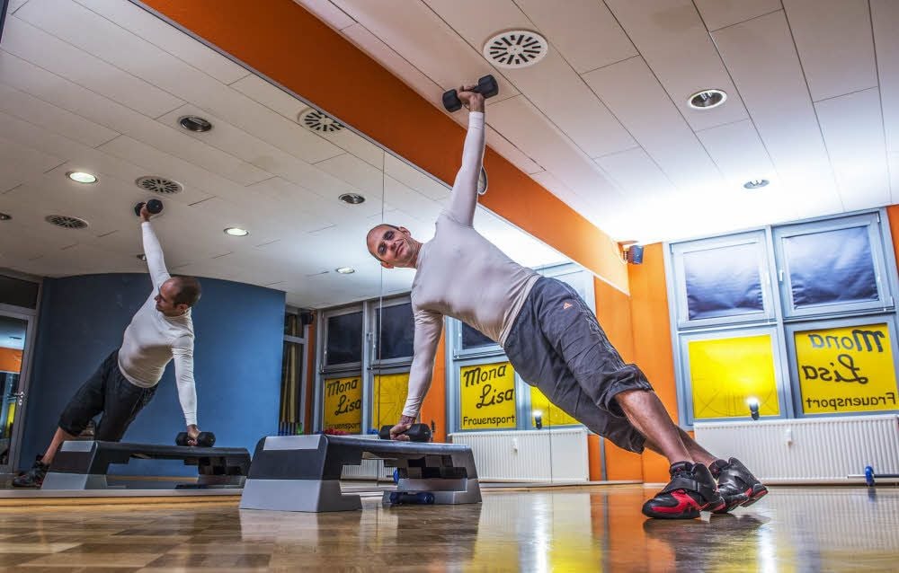 Frank Weise trainiert diszipliniert, um wieder zu Kräften zu kommen. Dass der Heilpraktiker in Halle auch ein Sportstudio führt, kommt ihm dabei entgegen.