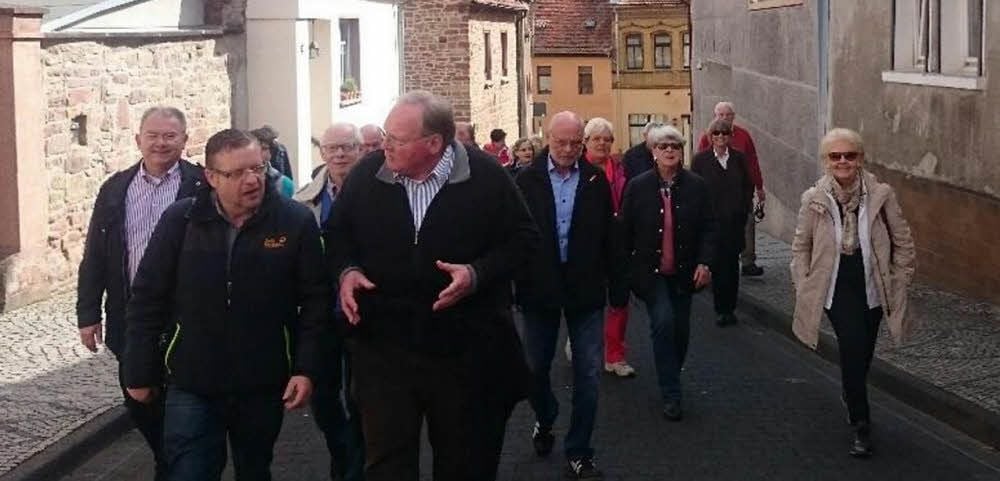 Touristen aus Ostwestfalen gehen vom Museum aus die Lutherstraße hoch.