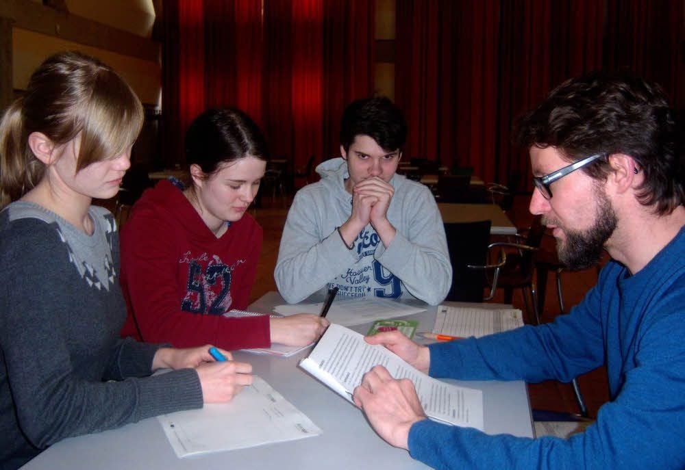 Friederike Meinhof, Rebekka Langhammer und Marcel Harrer feilen mit ihrem Coach Julian Ziege aus Leipzig (von links) an den Feinheiten des Sprachkurs-Projektes.