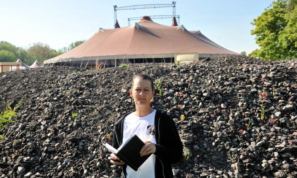 Zirkus-Leiterin Melanie Spindler ist von dem Gelände an der alten Eissporthalle unangenehm überrascht. Für sie ist das kein repräsentativer Festplatz.