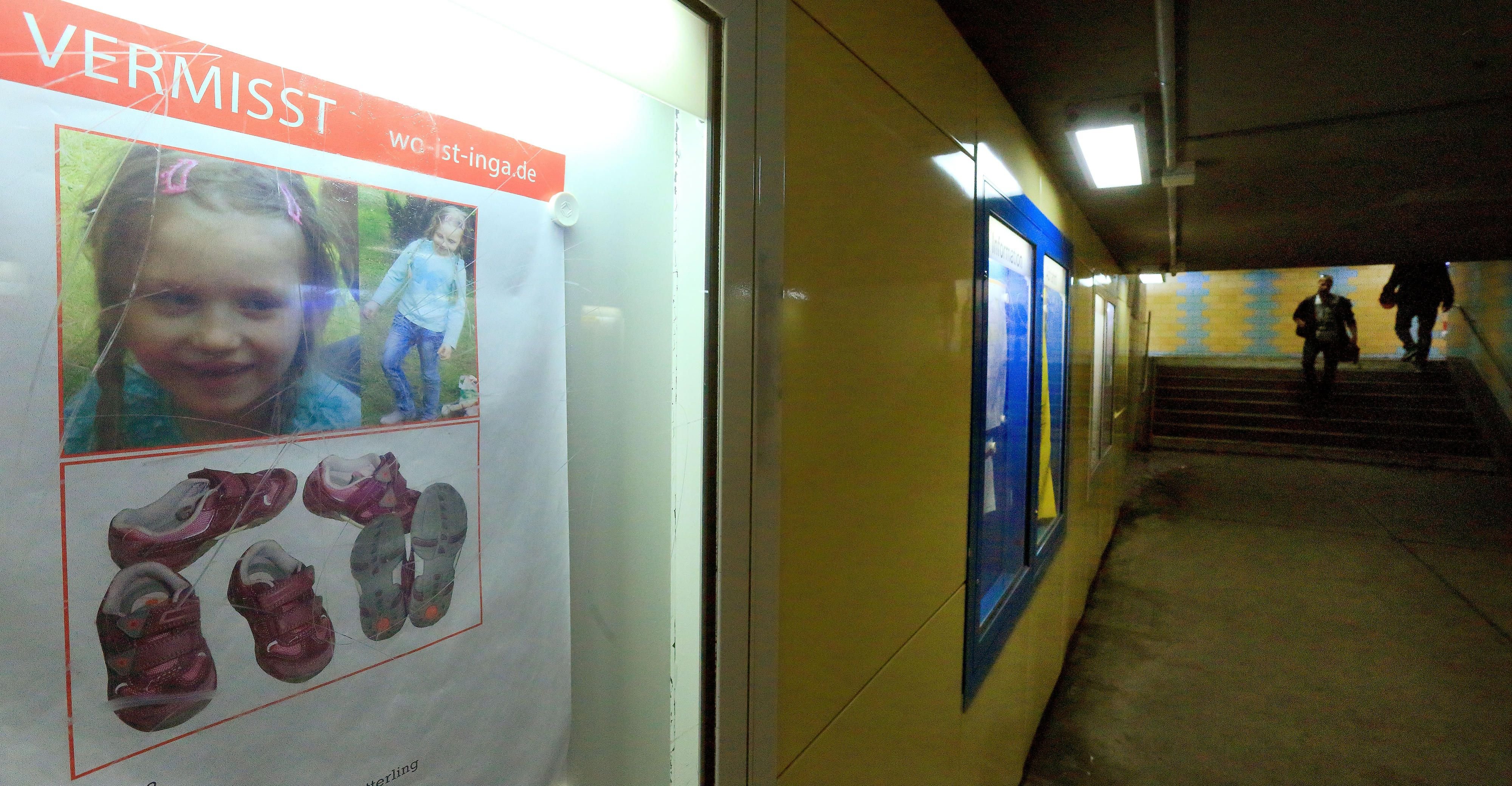 Mit Plakaten wird im Bahnhof Stendal nach der vermissten Inga gesucht.