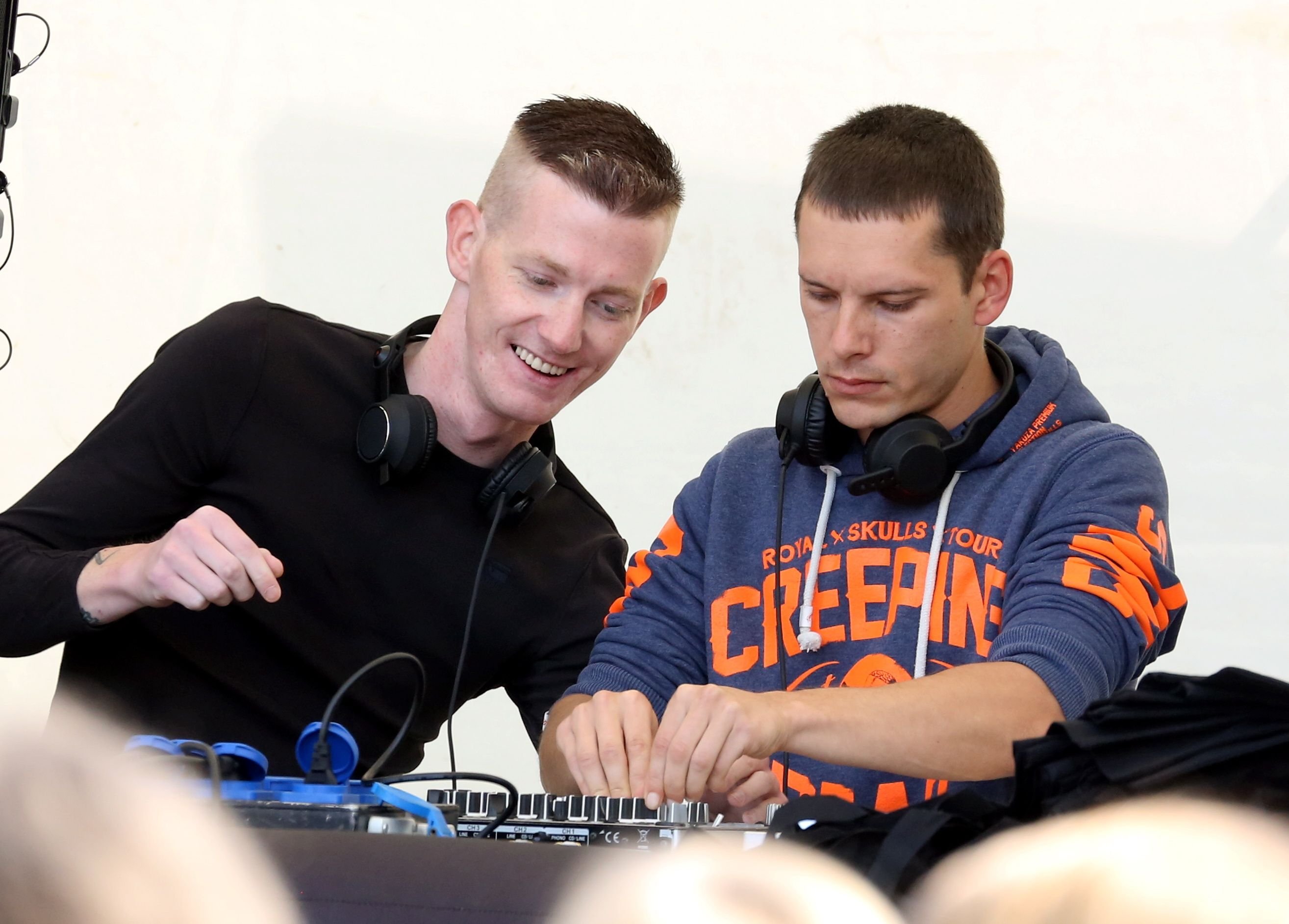 Das DJ-Duo Gestört aber GeiL am Pult