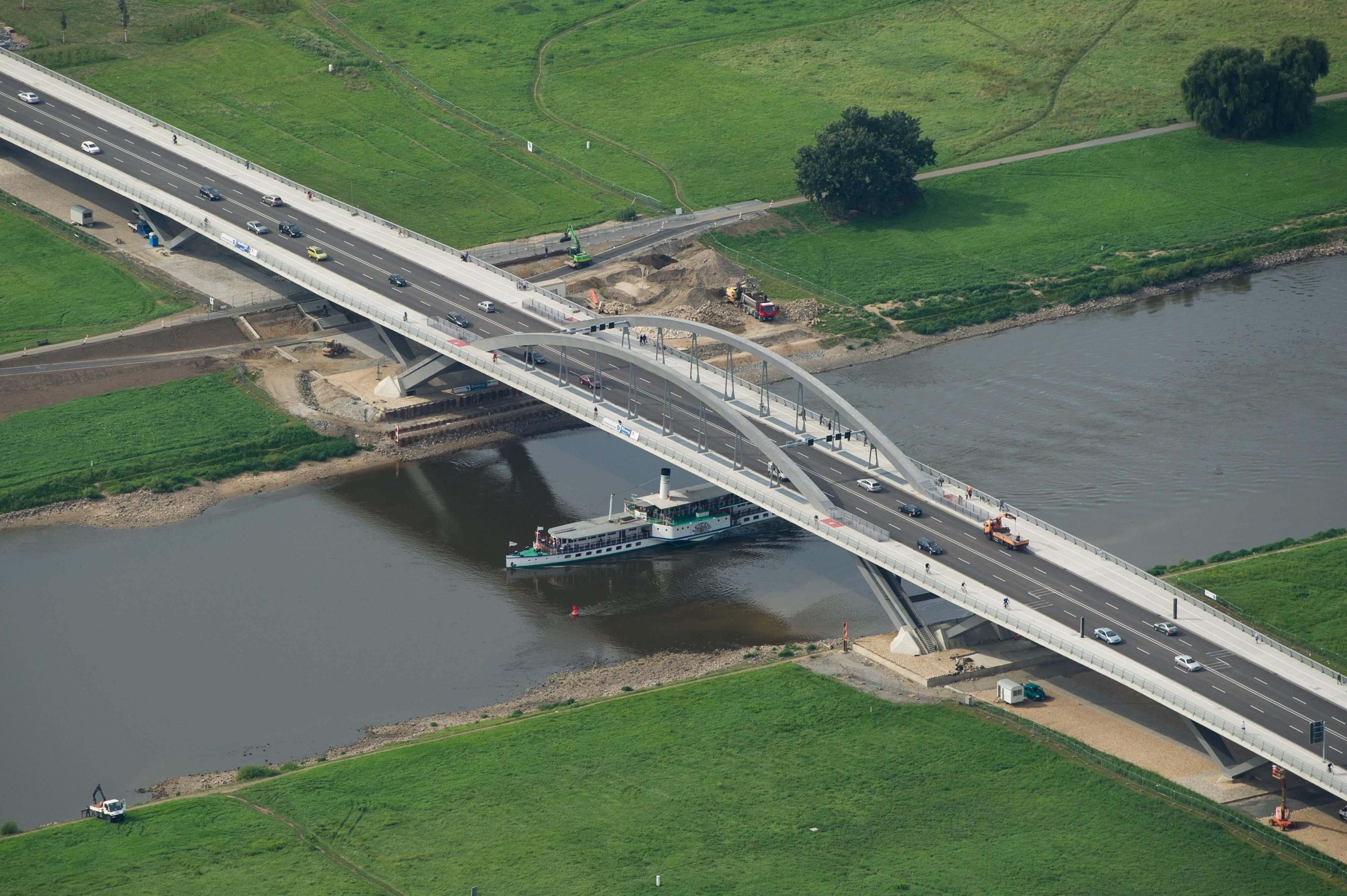Autos fahren über die Waldschlößchenbrücke in Dresden