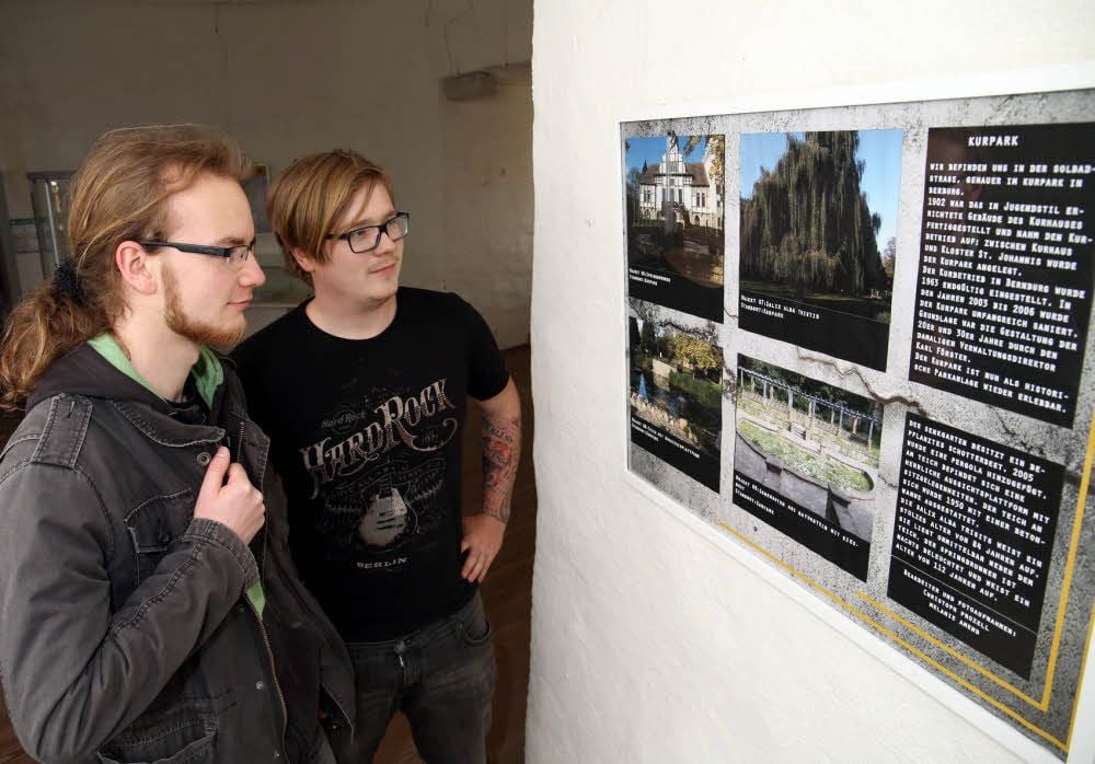 Clemens Schwarz und Robert Bothe (von links) studieren Landschafts-Architektur und Umweltplanung. Sie schauen sich die Ausstellung im Eulenspiegelturm an.