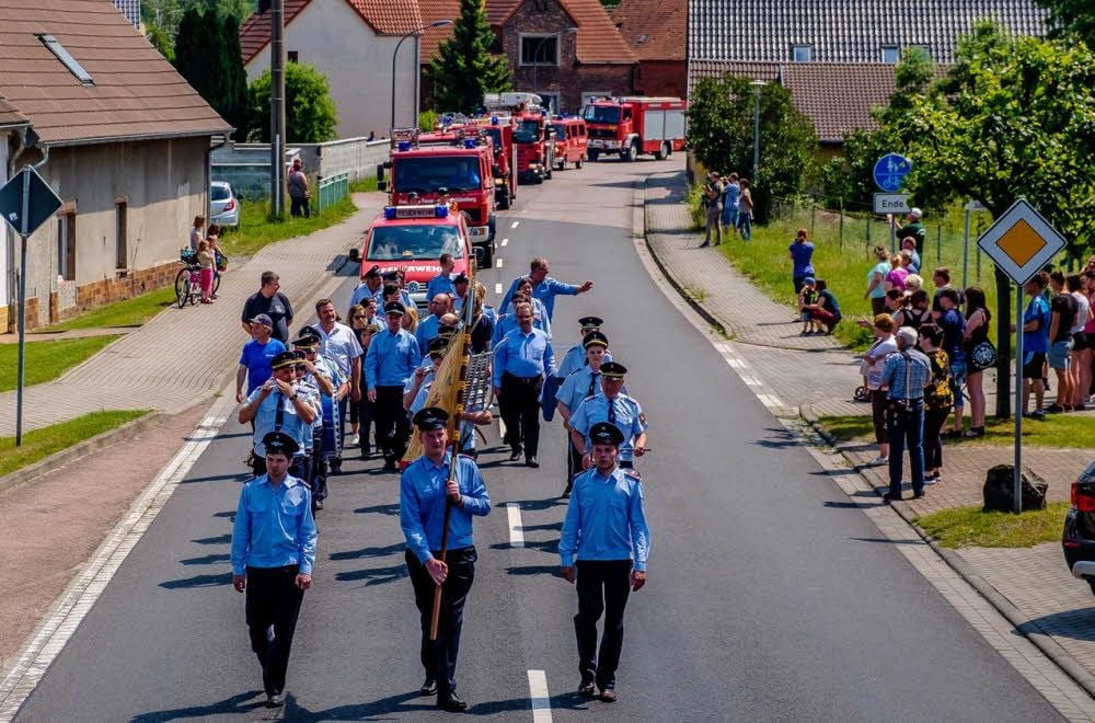 Am Umzug durch Jüdenberg nahmen die befreundeten Feuerwehren mit ihrer Technik teil.