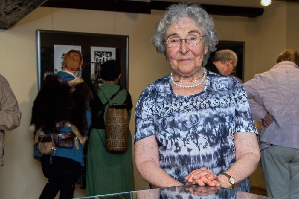 Erika Schirmer in ihrer neuen Ausstellung in Querfurt. Bekannt wurde sie einst mit dem Lied von der kleinen weißen Friedenstaube.
