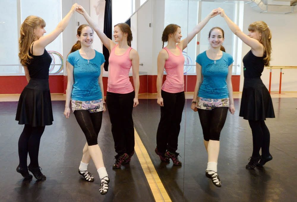 Maria Busse (v.l.n.r.), Tanztrainerin Petra Šarhanová und Marie Christin John im „StudioPeri“ in der Händelgalerie.