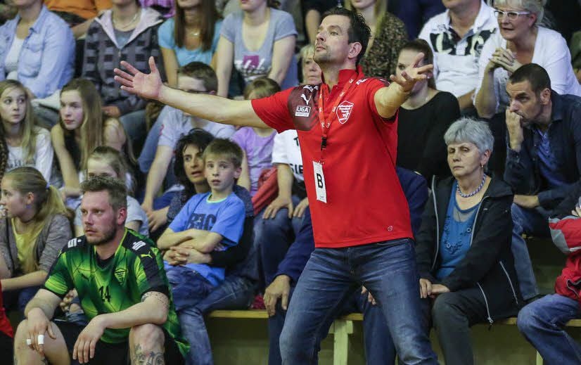 WHV-Trainer Francis Kaminsky dirigiert an der Seitenlinie.