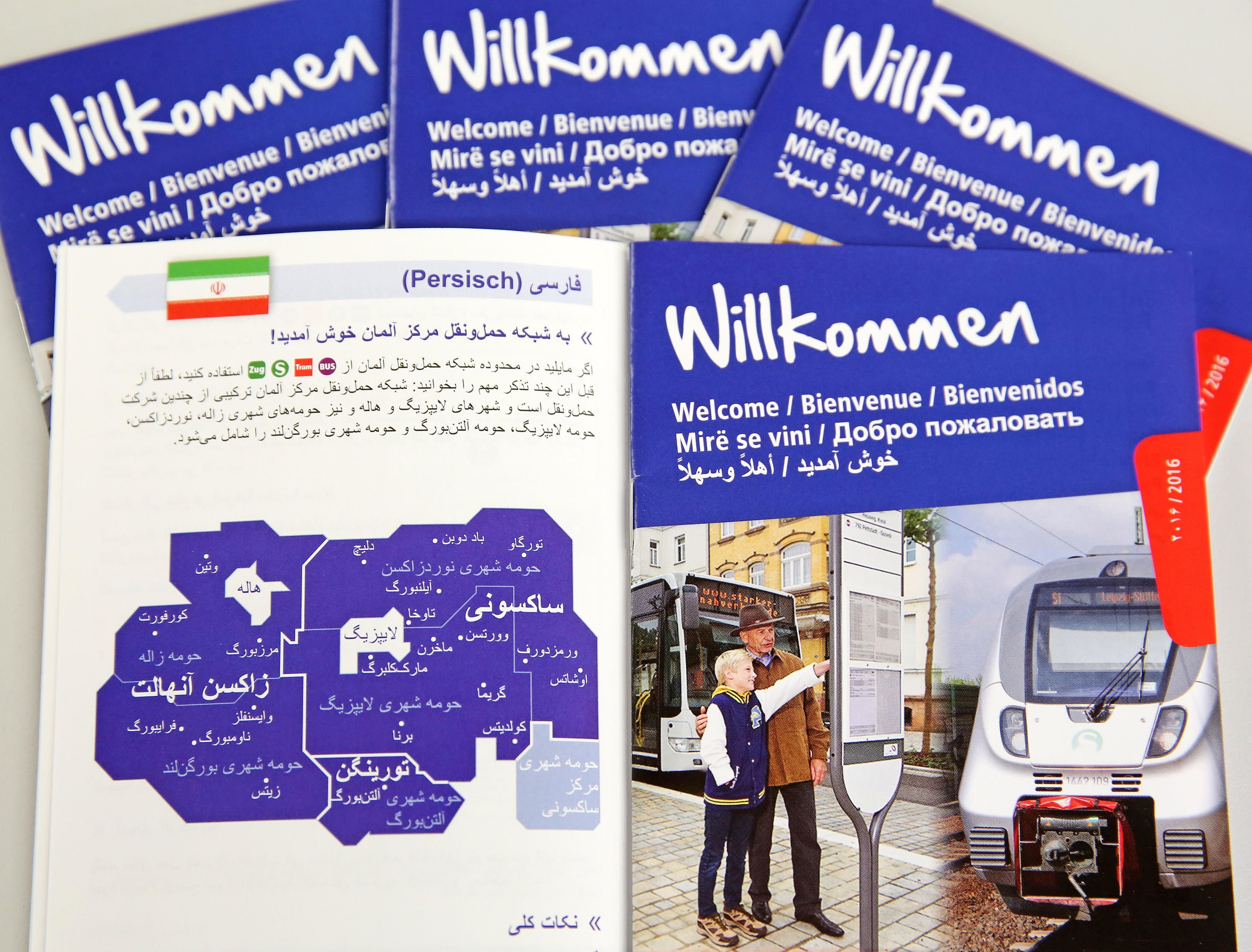 Neue, auch in persisch und arabisch gedruckte Flyer des Mitteldeutschen Verkehrsverbundes (MDV) liegen am 23.02.2016 in Borna (Sachsen).
