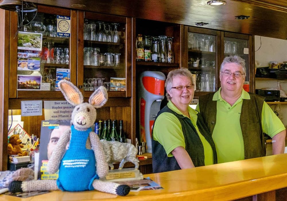 Dieses Bild wird es künftig nicht mehr geben: Monika Clauß und Olaf Dähne am Tresen des „Jägerheims“ in der Friedrichsstraße. Die Wirtsleute schließen das Traditionslokal per 1. März.