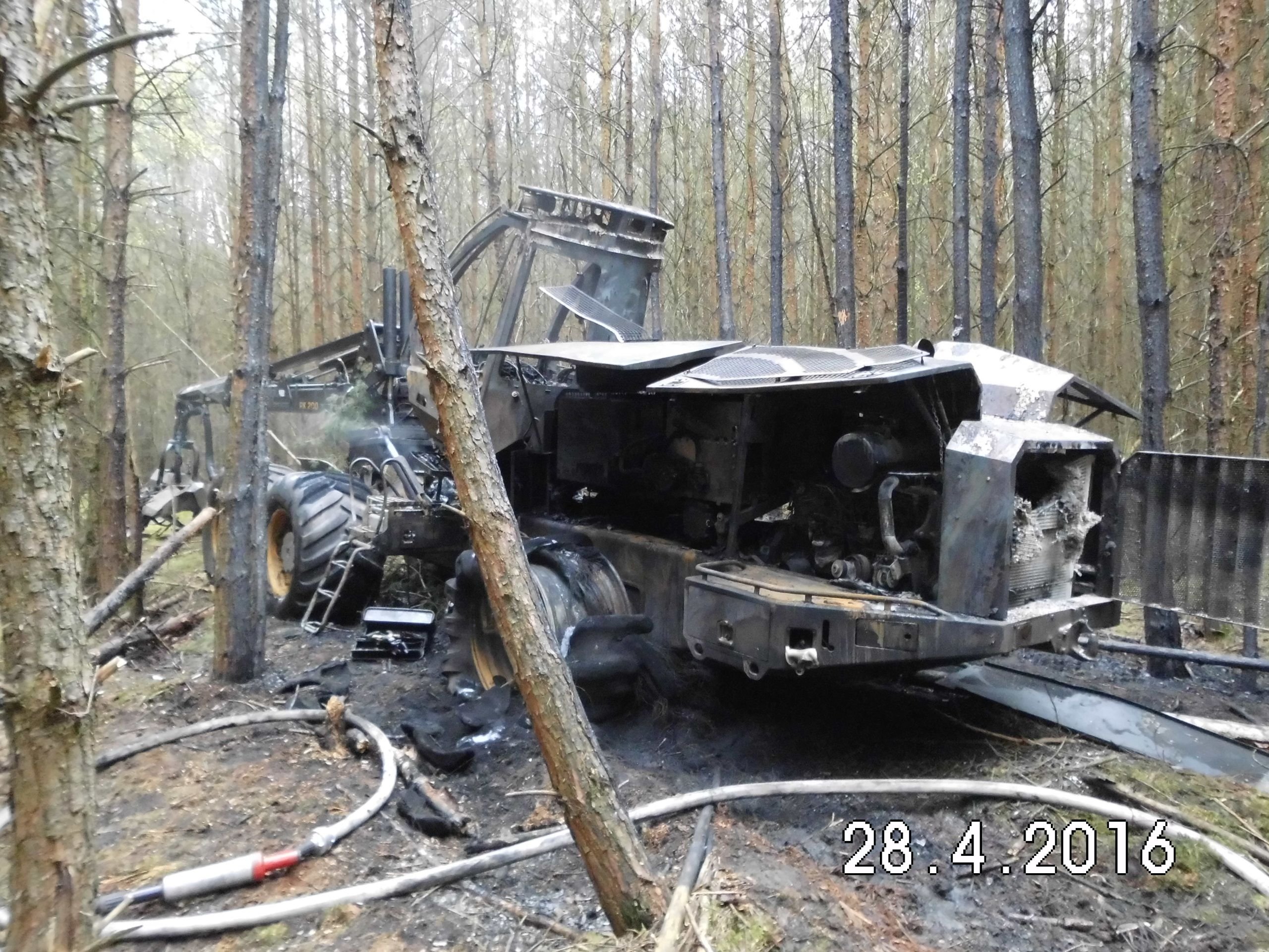 Hoher Sachschaden: Die Forstmaschine brannte komplett aus.