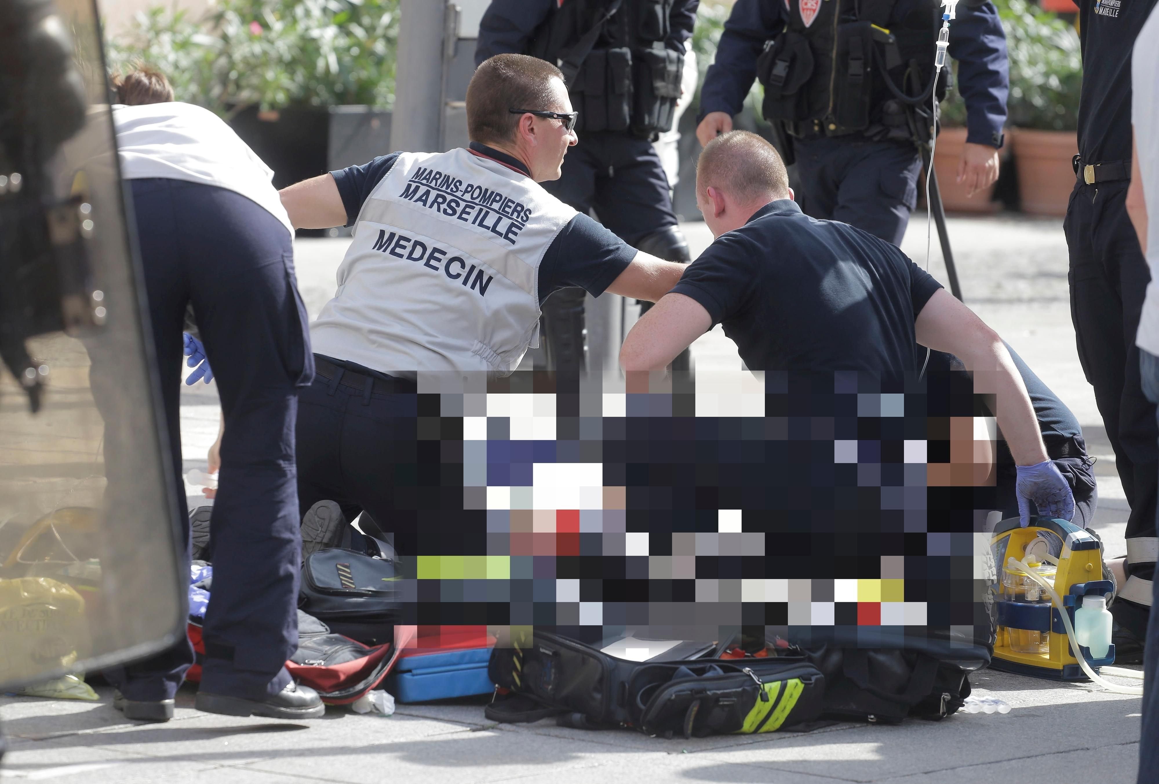 Ein schwer verletzter englischer Fan wird in Marseille medizinisch versorgt.