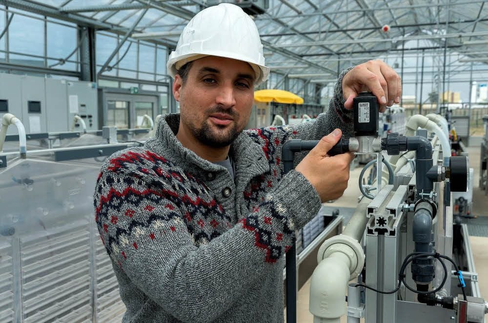 Gordon Brinitzer erforscht am Fraunhofer-Institut CBP Leuna Mikroalgen. Ziel ist es, die Kosten für die Erforschung zu minimieren, indem mehr teure Wirkstoffe für die Lebensmittel- und Kosmetikindustrie gewonnen werden.