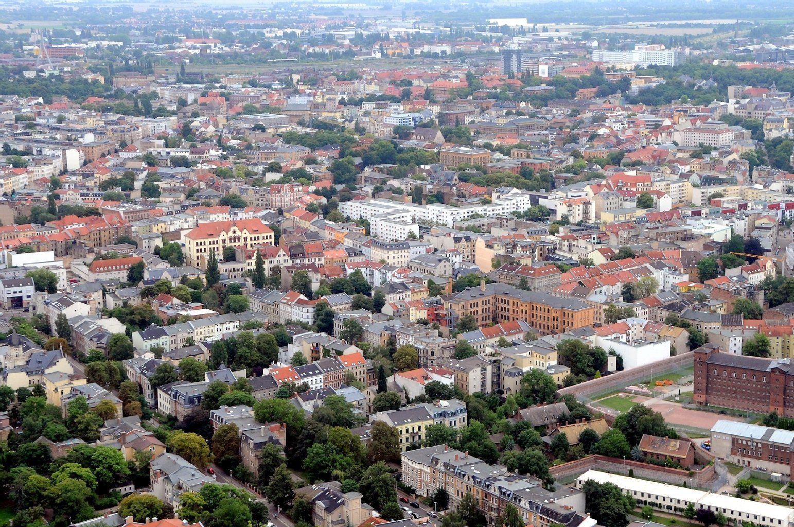 Das Luftbild zeigt die Innenstadt von Halle.