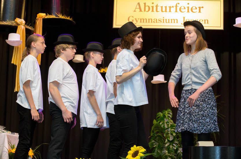 Szenen aus „Alice im Wunderland“ zeigte die Theatergruppe.