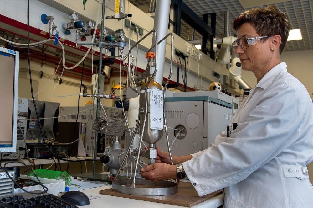 Angeschlossen an den Gas-Chromatografen kann Renate Schneider die Qualität der Probe untersuchen.