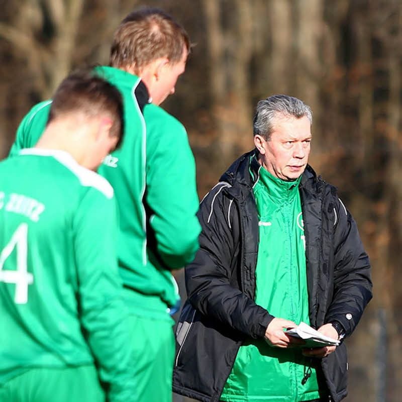 Andreas Pietzonka (rechts) hat mit dem 1. FC Zeitz souverän die Landesliga gehalten.