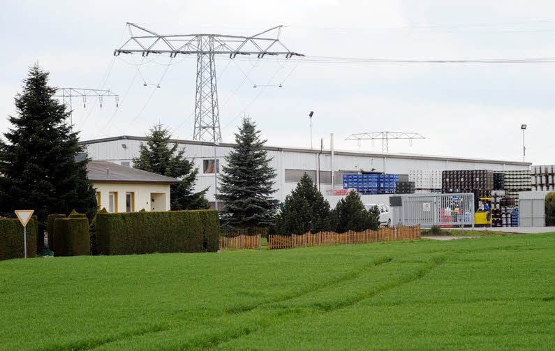 Nur ein paar Meter trennen die ersten Wohnhäuser von Hübitz (links) vom Gelände des Getränke-Großhändlers WVG.