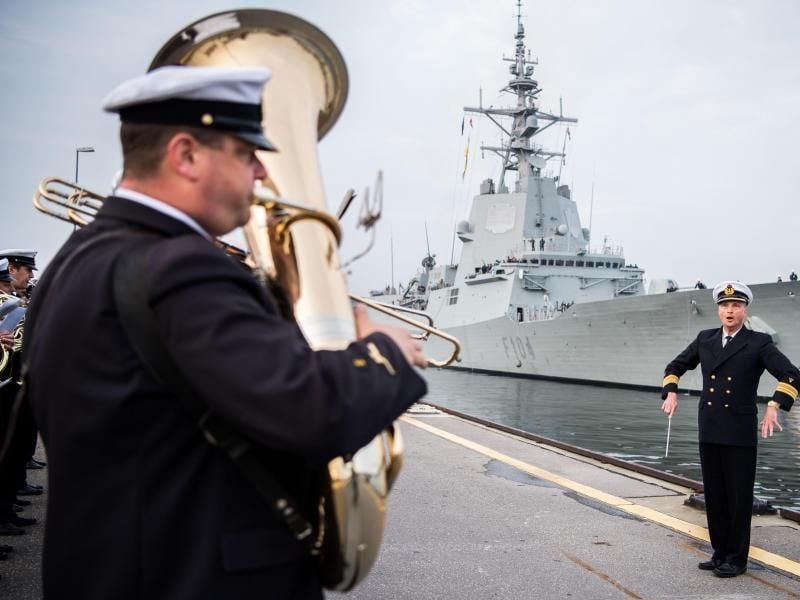 Die spanische Fregatte kommt in Kiel an und wird von einem Orchester empfangen. Foto: Lukas Schulze
