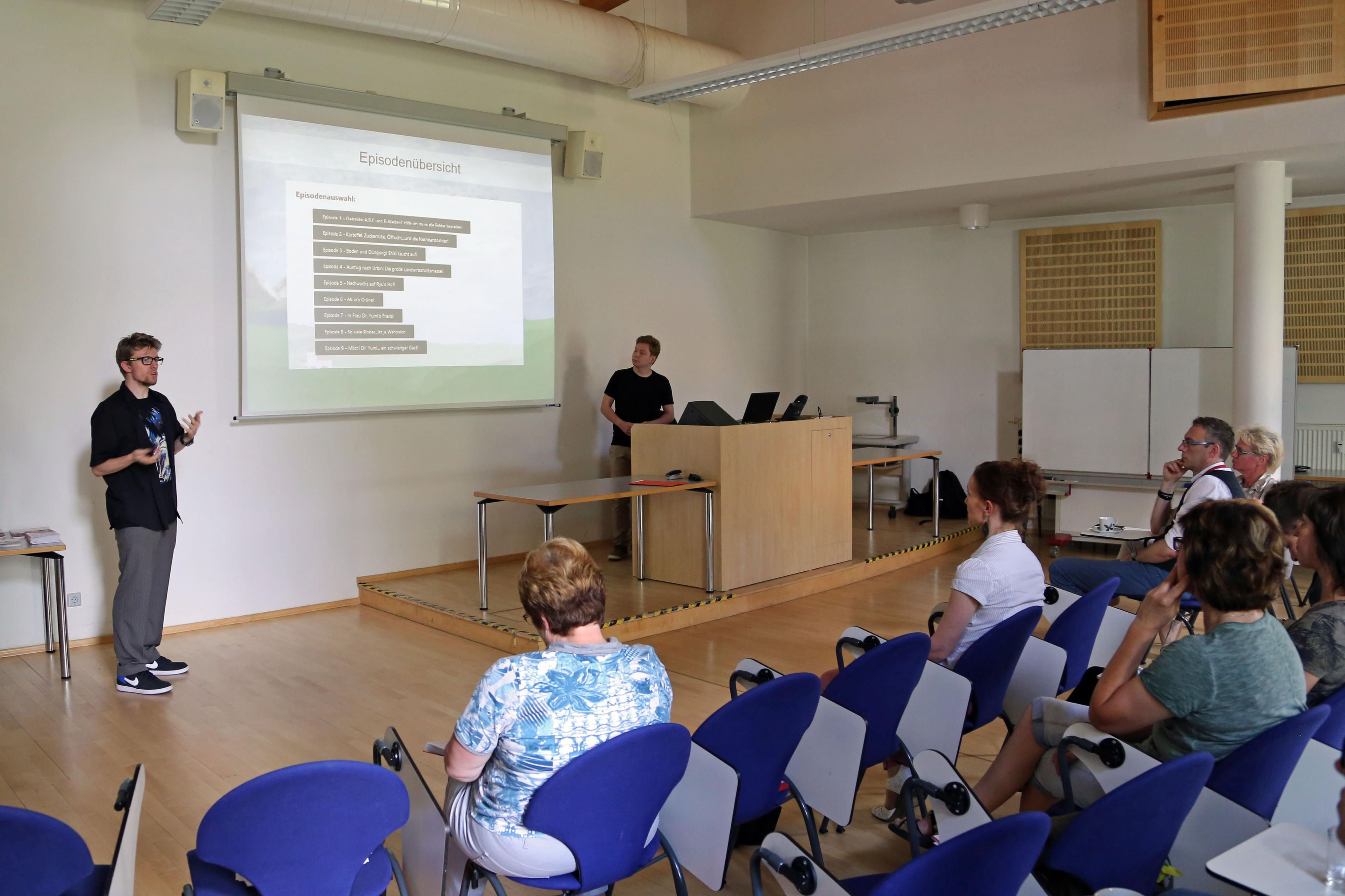 Enrico Fischer und Martin Elicki (v.li.n.re.), Informatik-Studierende der Hochschule Anhalt, präsentieren das Prüfungsvorbereitungsspiel „Argraria – der grüne Mond“.