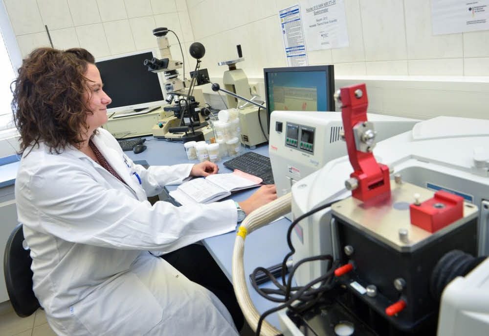 Die wissenschaftliche Mitarbeiterin Anja Obernauer bei einer Materialanalyse
