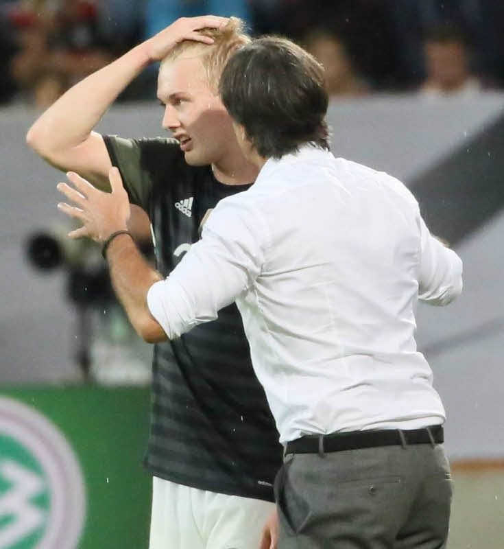 Julian Brandt (l.) gehört zu den Spielern, die Joachim Löw am Dienstag nach Hause schicken könnte.